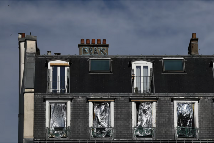 Người dân ở Paris phủ chăn giữ nhiệt lên cửa sổ để giảm sức nóng từ ánh nắng. (Ảnh: Reuters)