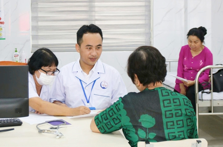 Người dân khám bệnh tại một cơ sở y tế ở Hà Nội. (Ảnh: Diệu Linh)