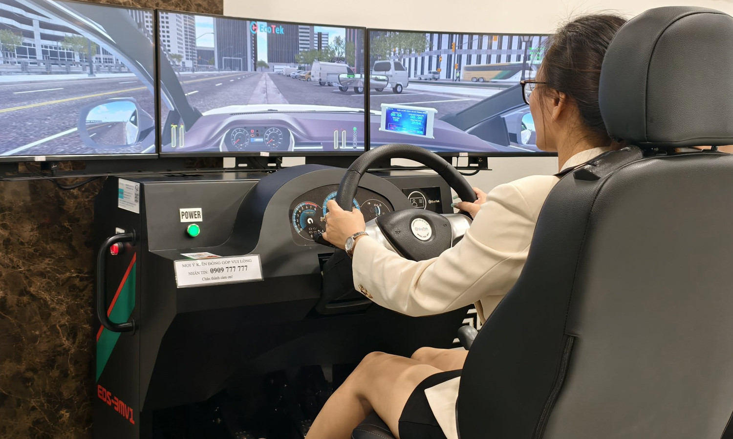 Học viên thực hành mô phỏng đường trường trên máy tính.