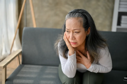 Bị kẹp giữa nghĩa vụ trông cháu và chăm mẹ già, tôi thấy mình kiệt sức, không có cuộc sống riêng. (Ảnh minh họa: iStock)