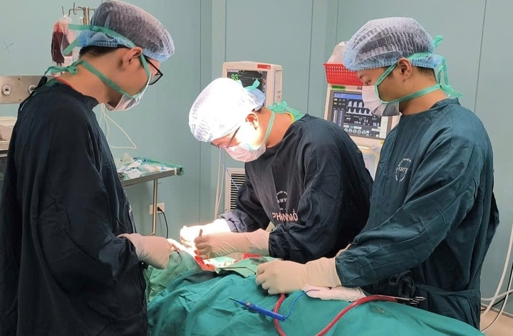Êkíp chích rạch dẫn lưu, cắt lọc bước đầu các mô hoại tử.(Ảnh: Thanh Đặng)