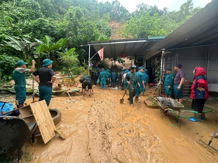 Ban CHQS phường Bắc Kạn huy động lực lượng dân quân hỗ trợ gia đình ông Bùi Đăng Linh, Tổ 12, phường Bắc Kạn bị đất đá tràn vào nhà do sạt lở taluy. (Ảnh: Duy Đức- Bộ CHQS tỉnh Thái Nguyên)