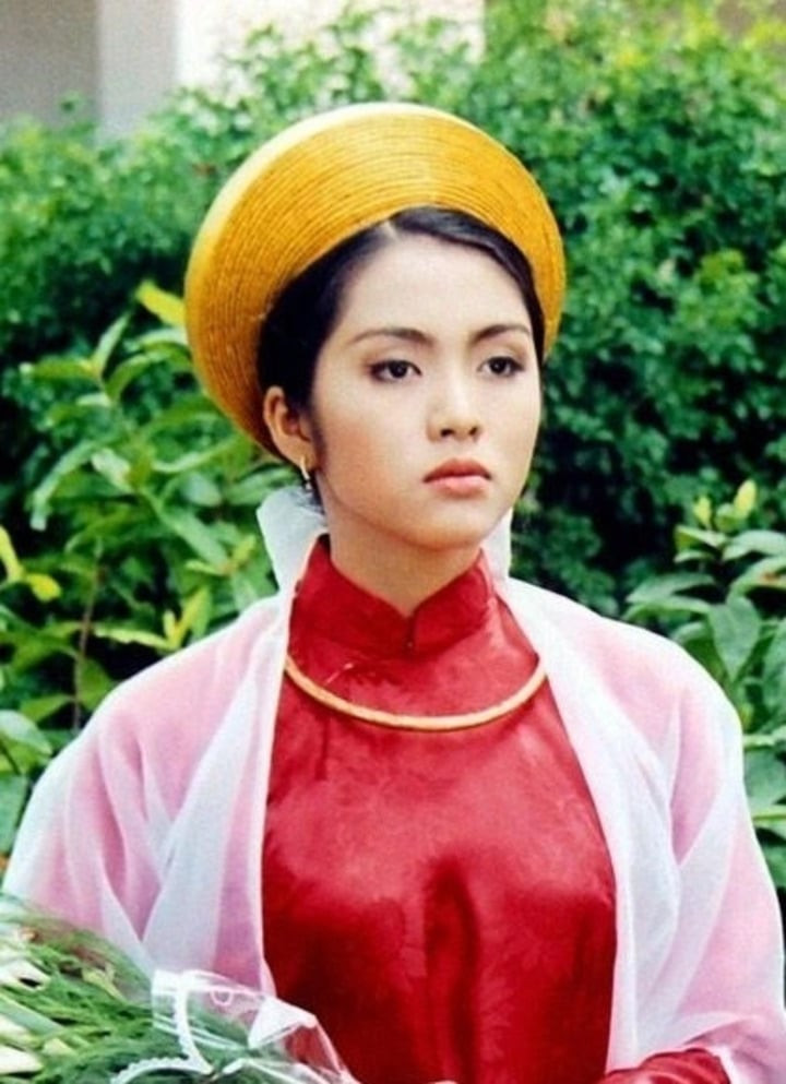 Tăng Thanh Hà bén duyên với nghệ thuật từ năm 16 tuổi qua bộ phim Dốc tình. Không lâu sau, cô được giao vai Mộng Cầm trong Hàn Mặc Tử.