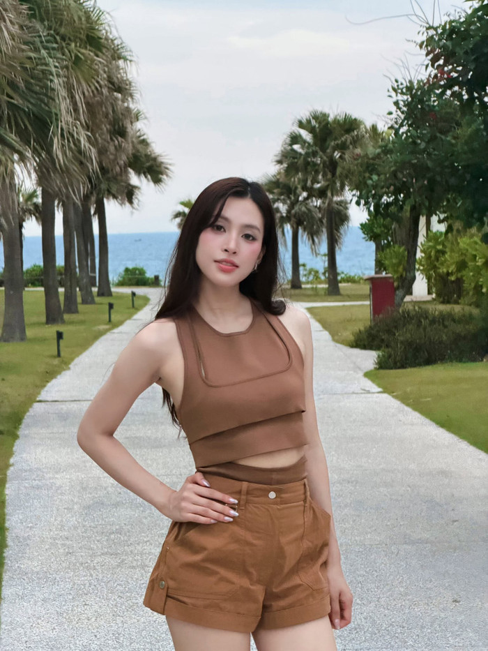 Tiểu Vy thường xuyên chia sẻ những khoảnh khắc đời thường lên mạng xã hội