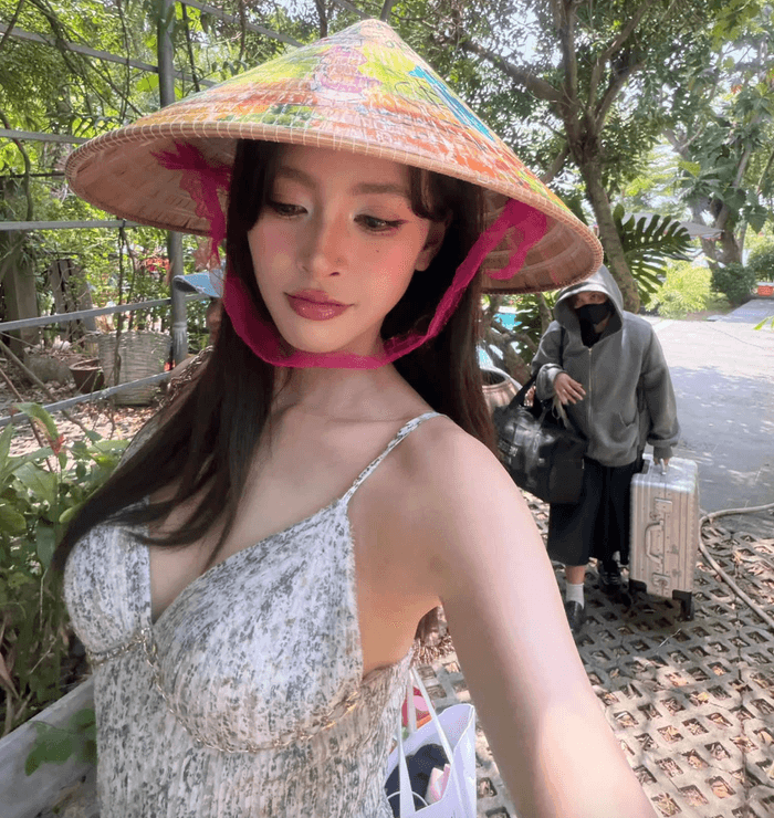 Hoa hậu Tiểu Vy diện trang phục giản dị trong chuyến du lịch miền Tây