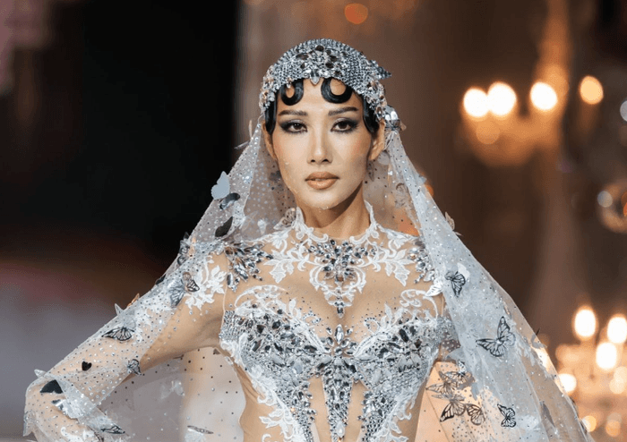 Hoàng Thùy trong buổi diễn gần đây