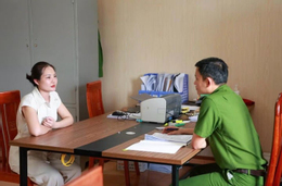 Nguyễn Thị Thảo làm việc với điều tra viên. (Ảnh: Công an cung cấp).