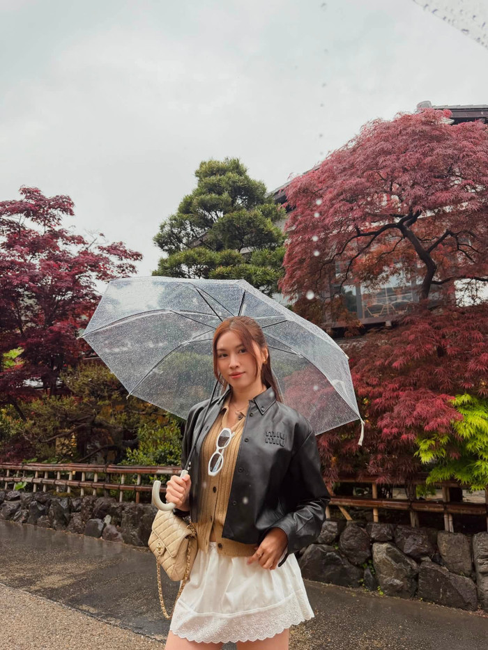 Thanh Thanh Huyền rạng rỡ dưới cơn mưa Kyoto, visual ngọt ngào chiếm trọn ấn tượng.