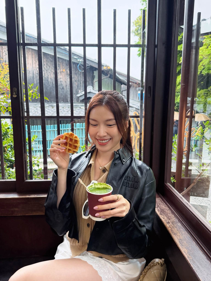 Nhan sắc tươi tắn giúp Thanh Thanh Huyền nổi bật giữa khung cảnh thơ mộng ở Kyoto.