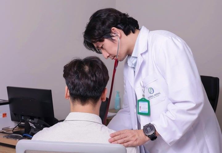 Bác sĩ Đoàn Dư Mạnh kiểm tra sức khoẻ người bệnh. (Ảnh: BSCC)