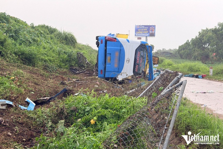 Hà Nội: Hiện trường vụ ô tô khách lao khỏi cao tốc Pháp Vân - Cầu Giẽ, 4 người tử vong - 3