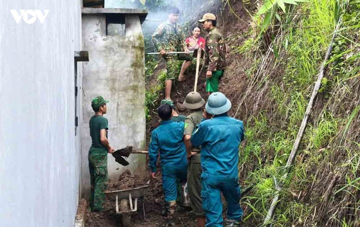 Cán bộ các đồn biên phòng trên địa bàn hỗ trợ người dân khắc phục hậu quả mưa lũ.