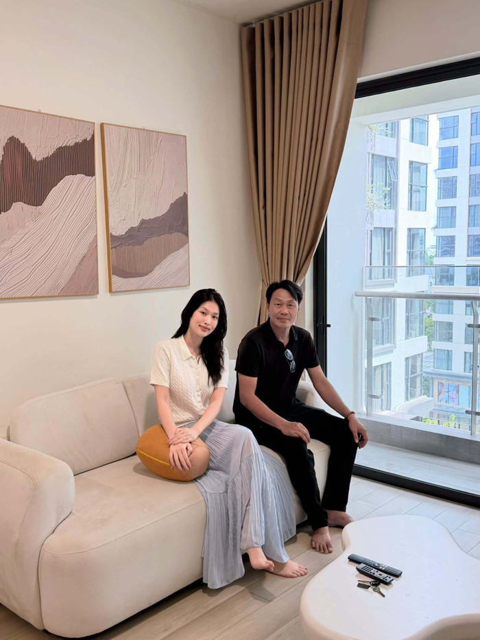 Hoa hậu Thiên Ân ngồi cạnh ba trong căn hộ mới hiện đại và ấm cúng.