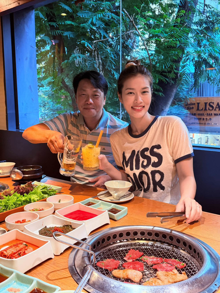 Hoa hậu Thiên Ân thường xuyên chia sẻ những khoảnh khắc đời thường tình cảm bên ba.