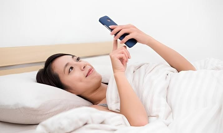 Vừa thức dậy đã cầm điện thoại, chuyên gia cảnh báo 5 tác hại khôn lường插图 images-15-1784347974.jpeg