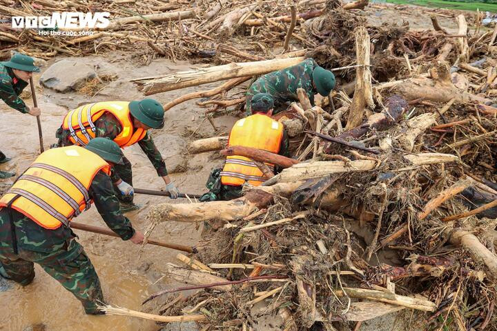 Suốt mấy ngày qua, anh cùng người thân và lực lượng chức năng gần như không rời hiện trường. Mỗi khi máy xúc mở thêm một khoảng đất đá, cả gia đình lại dõi theo với hy vọng mong manh.