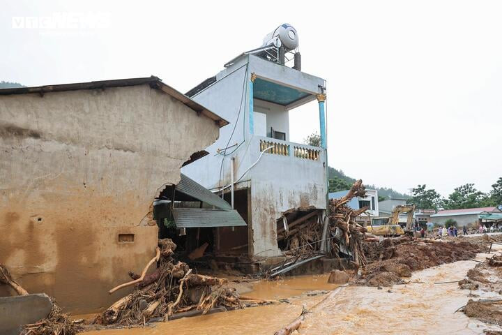Theo lời kể của anh, rạng sáng hôm xảy ra lũ quét, trong nhà có mẹ, vợ, hai con nhỏ và em trai. Khi nước bất ngờ tràn vào, cả gia đình vội tìm đường chạy lên phía sau nhà để thoát thân. Vợ anh bế con nhỏ ra ngoài trước, còn bà Hoa quay lại đón cháu thì không may trượt chân.