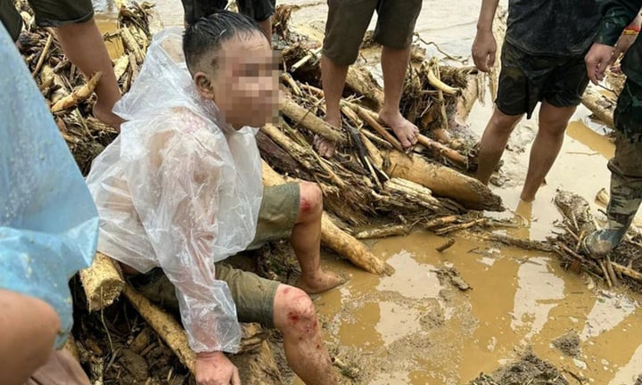 Anh N.T.H. là một trong những người may mắn được cứu sống sau nhiều giờ mắc kẹt giữa dòng lũ, nhưng vợ và các con của anh đã bị nước cuốn ngay trước mắt. Anh kể, rạng sáng 17/7, khi cả gia đình phát hiện nước tràn vào nhà và tìm cách thoát thân thì dòng lũ từ thượng nguồn bất ngờ đổ về quá nhanh, đánh sập căn nhà.