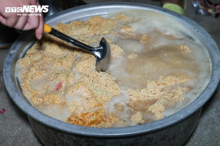 Điểm trường sáng đèn suốt đêm đón hơn 1.250 người dân chạy lũ ở Lai Châu - 13