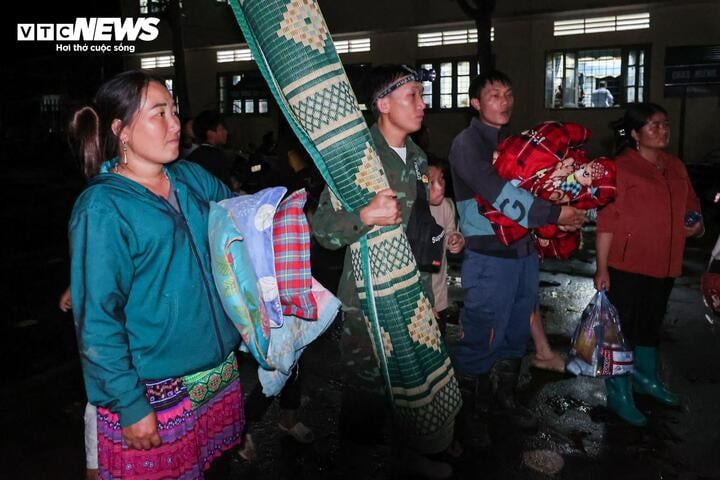 Theo anh Chu, khu vực gia đình sinh sống có khoảng 30 hộ, còn bản Noong Thăng có hơn 190 hộ. Trận lũ quét khiến nhiều ngôi nhà bị sập đổ, hư hỏng, bùn đất vùi lấp tài sản và hoa màu. Gia đình anh không kịp mang theo bất cứ tài sản đáng giá nào, chỉ còn hai chiếc chiếu và ba chiếc gối để dùng tạm.