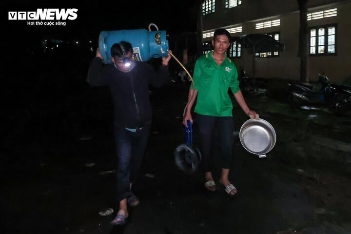 Điểm trường sáng đèn suốt đêm đón hơn 1.250 người dân chạy lũ ở Lai Châu - 9