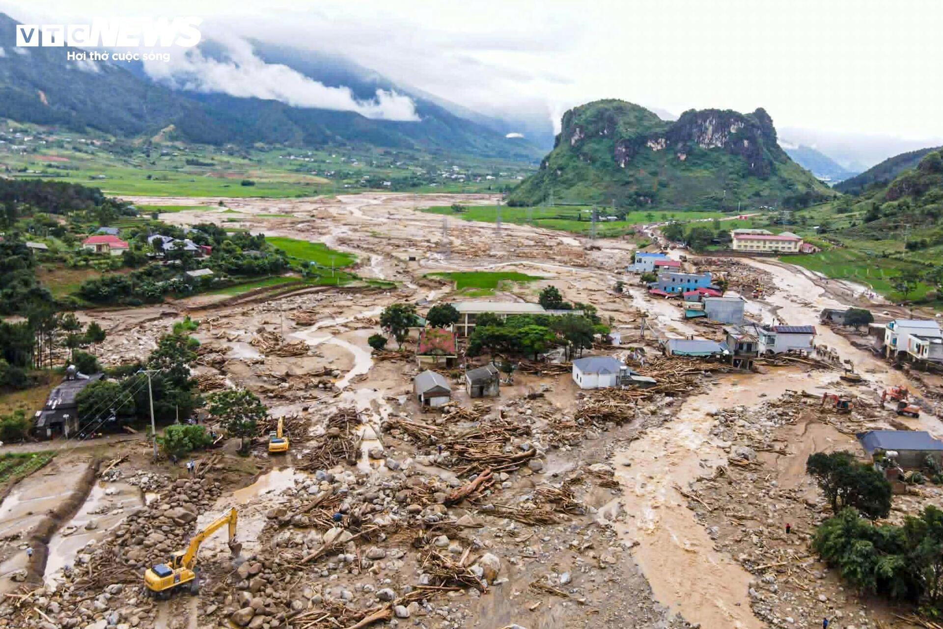 Lũ quét khủng khiếp xuyên thủng những ngôi nhà bê tông ở Lai Châu - 1