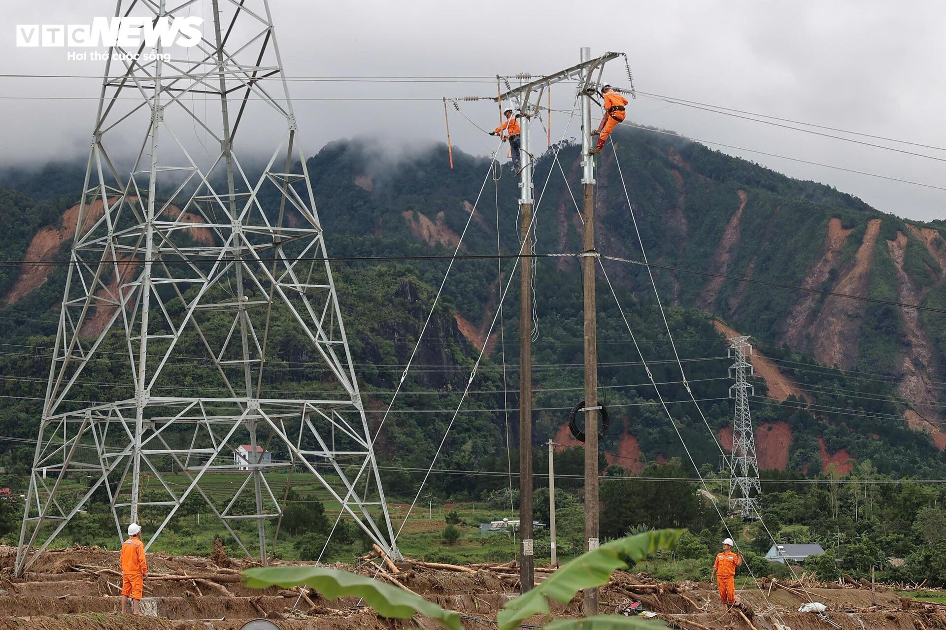 Lũ quét khủng khiếp xuyên thủng những ngôi nhà bê tông ở Lai Châu - 12