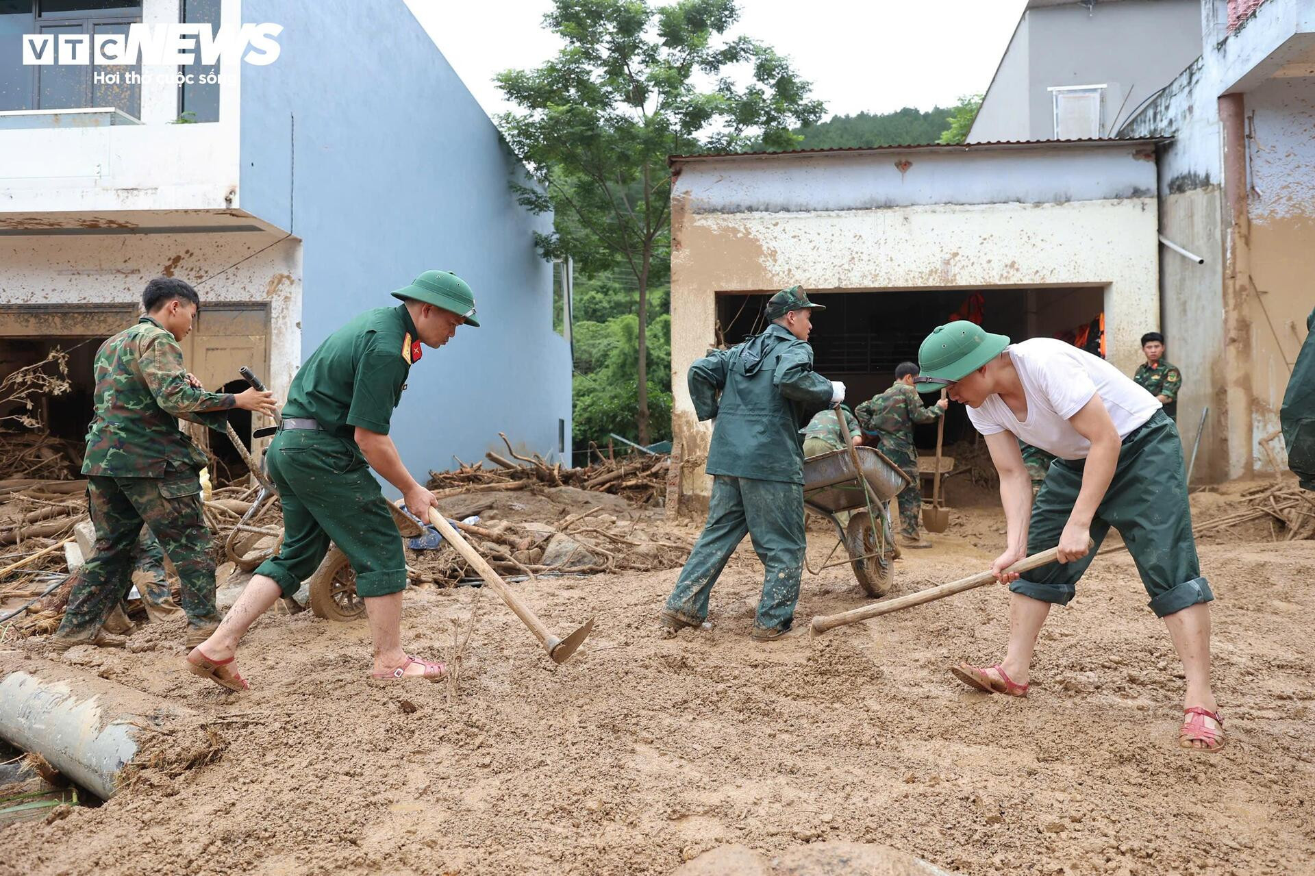 Lũ quét khủng khiếp xuyên thủng những ngôi nhà bê tông ở Lai Châu - 10