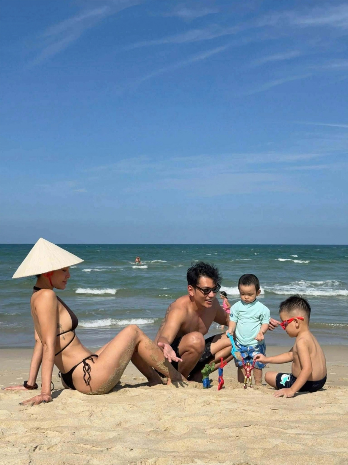 sao viet 1-7 hoa hau thanh thuy khoe anh goi cam va quyen ru o tuoi 24 hinh anh 3
