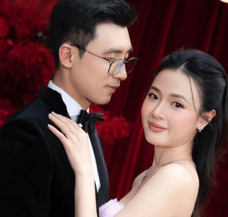 Midu làm rõ tính chất buổi tiệc kỷ niệm 2 năm ngày cưới sau những tranh cãi插图1 Vợ chồng Midu và Minh Đạt trong không gian tiệc kỷ niệm ấm cúng.