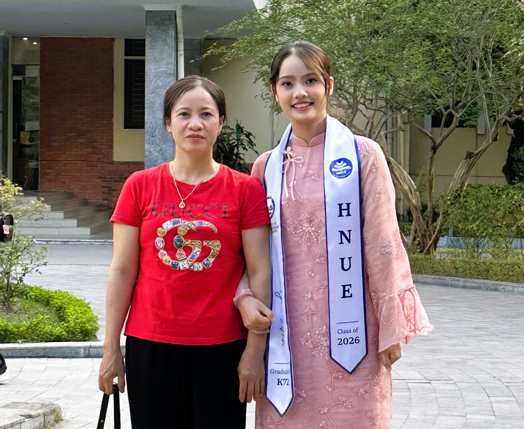Từ cô bé nghèo có tuổi thơ cơ cực đến nữ thủ khoa tốt nghiệp ĐH Sư phạm Hà Nội - Ảnh 3.