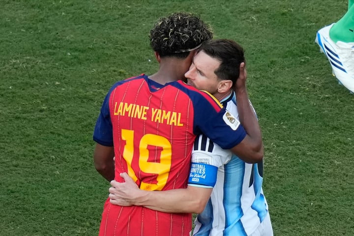 Lamine Yamal tiến đến ôm Messi sau khi trận đấu kết thúc. (Ảnh: AP)