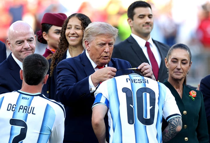 Tổng thống Mỹ Donald Trump trao huy chương cho Messi và các cầu thủ Argentina. (Ảnh: Reuters)