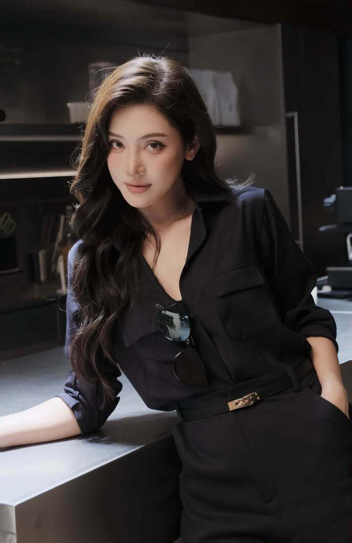 Đằng sau những khung hình gợi cảm trên màn ảnh lại là câu chuyện hậu trường thú vị. Nữ diễn viên tiết lộ, phân cảnh ở bể bơi từng khiến cả ê-kíp phải thay đổi kịch bản vì ngoài đời cô hoàn toàn không biết bơi. Để có vài giây lên hình, đoàn phim phải quay đi quay lại nhiều lần với nhiều góc máy khác nhau.
