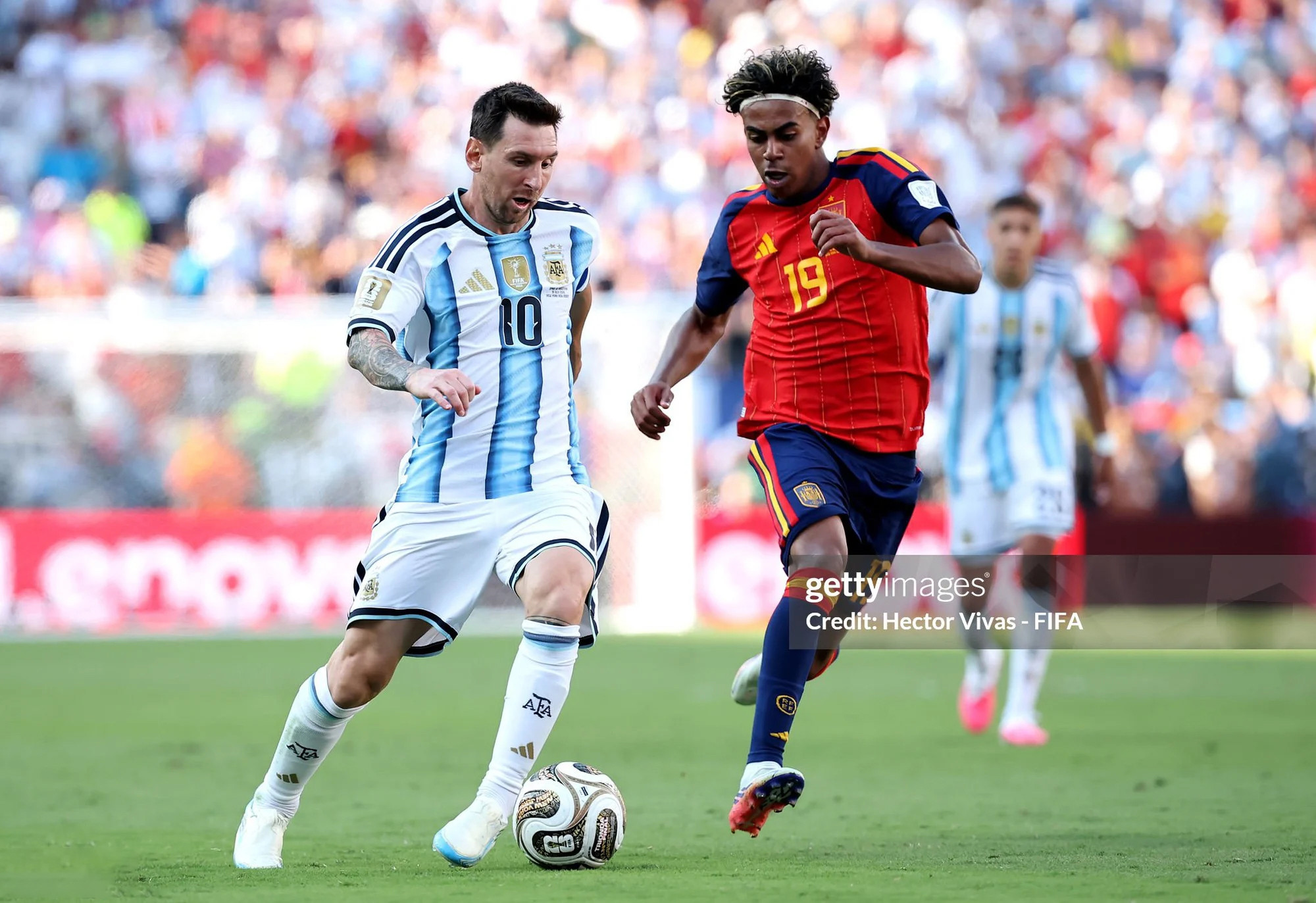 Sau 19 năm, cậu bé 5 tháng tuổi được Messi tắm cho ngày nào, nay đã trở thành