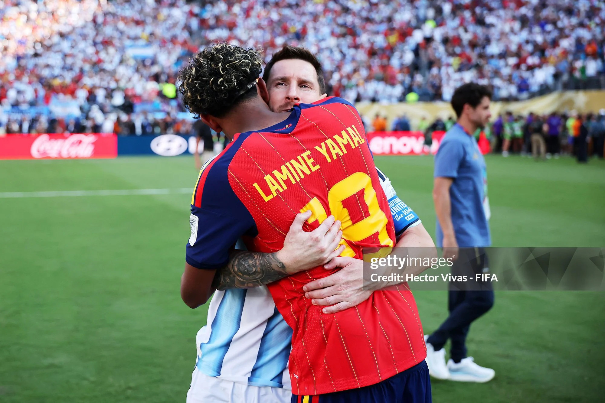 Sau 19 năm, cậu bé 5 tháng tuổi được Messi tắm cho ngày nào, nay đã trở thành