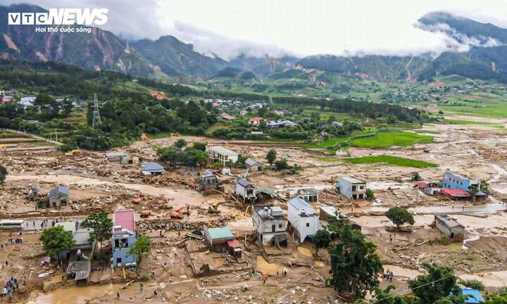 Nhiều ngôi nhà dọc hai bên Quốc lộ 32 tại xã Mường Than, tỉnh Lai Châu tan hoang sau cơn lũ. (Ảnh: Minh Đức)