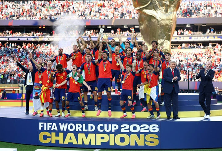 Tổng thống Mỹ Donald Trump từ chối rời sân khấu khi ĐT Tây Ban Nha nâng cao chức vô địch World Cup 2026 - Ảnh: Reuters