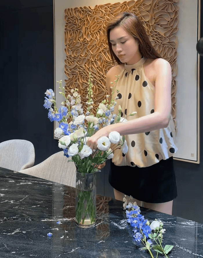 Đỗ Thị Hà thực hiện cắm hoa trong ngày sinh nhật tuổi 26