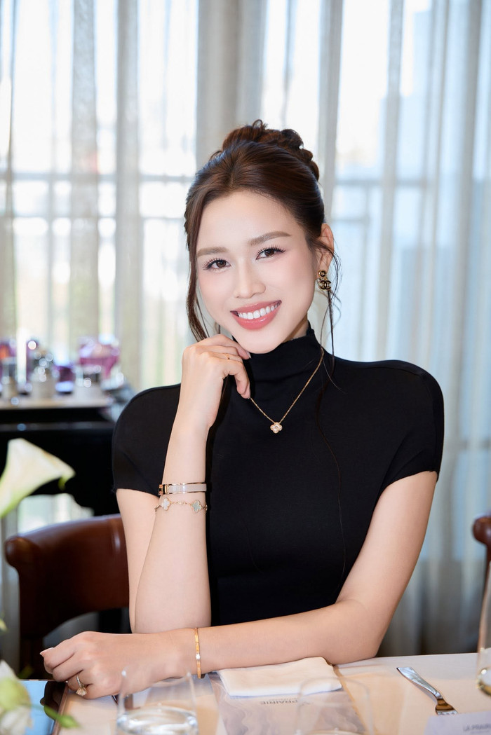 Hoa hậu Đỗ Thị Hà theo đuổi phong cách nhẹ nhàng sau khi kết hôn