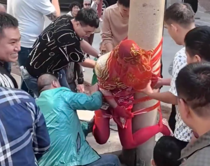 Phù dâu gãy cột sống vì trò đùa lố trong đám cưới, cô dâu chú rể phải bồi thường插图 Tục náo hôn gây nhiều tranh cãi tại Trung Quốc.