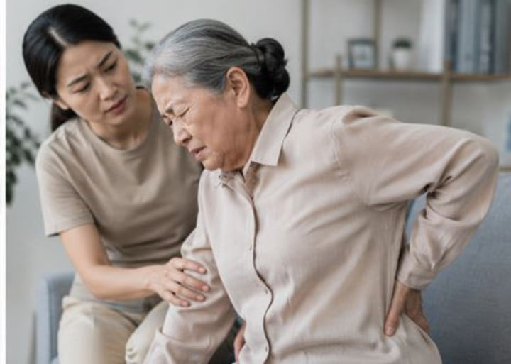 Âm thầm chịu đau 6 tháng vì sợ phiền con, cụ ông bỏ lỡ cơ hội điều trị vàng插图1 Con cháu nên chú ý tới những thay đổi nhỏ trong sinh hoạt hằng ngày (Ảnh minh họa)