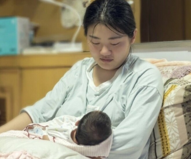 Đến thăm đồng nghiệp mới sinh con ở khu trọ cấp 4, tôi sững người khi thấy người ở phòng bên插图 Đến thăm đồng nghiệp mới sinh con ở khu trọ cấp 4, tôi sững người khi thấy người ở phòng bên插图