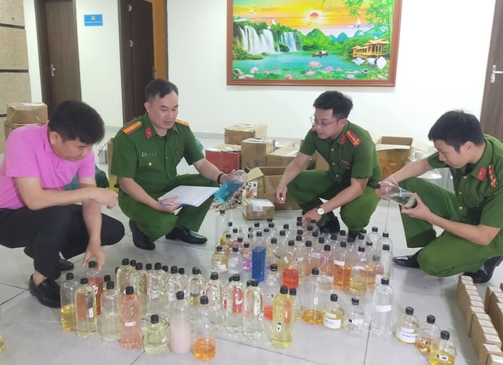 Hương liệu mà các đối tượng sử dụng để sản xuất nước hoa giả. (Ảnh: Công an Thanh Hoá)