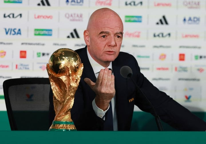 Chủ tịch FIFA Gianni Infantino đối mặt hàng loạt chỉ trích vì việc cầu thủ Mỹ, Folarin Balogun được