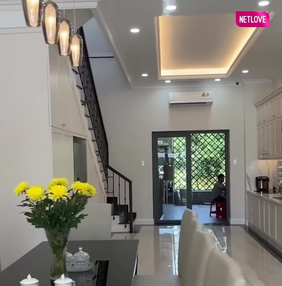 Bên trong căn nhà 500m² MC Quyền Linh xây báo hiếu mẹ ở Đồng Tháp插图2 ben-trong-can-nha-500m2-mc-quyen-linh-xay-bao-hieu-me-o-dong-thap-3-1784692828.jpg
