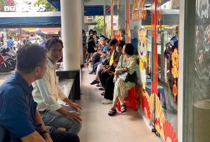 Hàng dài khách chờ bán vàng chiều 23/7.