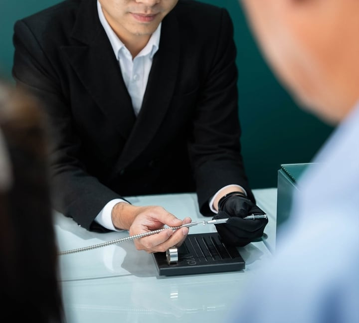 Những viên kim cương hợp pháp phải trải qua nhiều công đoạn khắt khe mới đến tay người tiêu dùng. (Ảnh: Đại Việt)