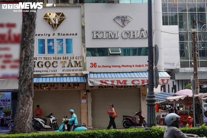 Nhiều cửa hàng kim cương tại TP.HCM đóng cửa, khách hàng đến giao dịch nhưng phải ra về. (Ảnh: Lương Ý)