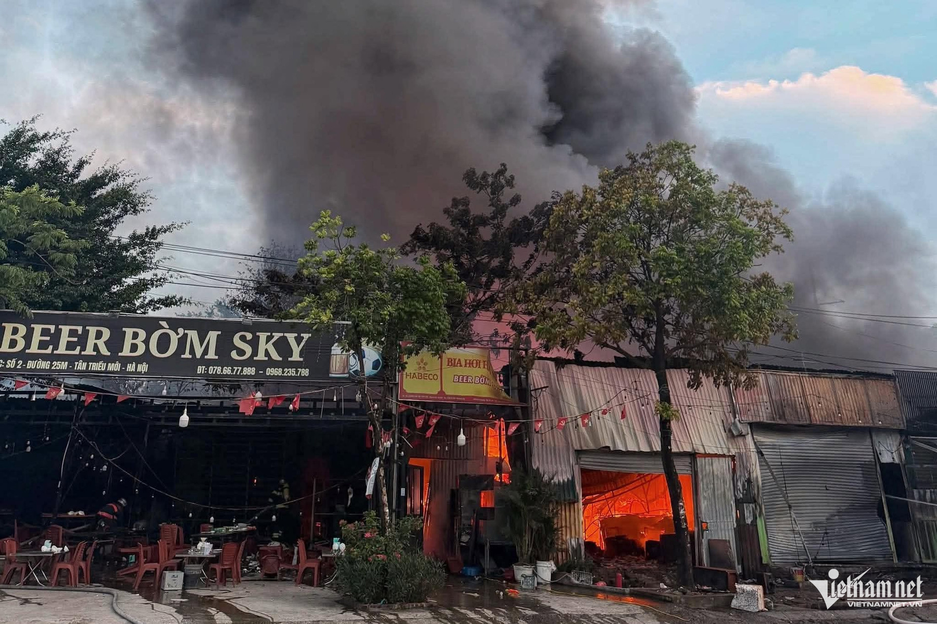 Cháy dữ dội dãy quán bia, lán xưởng tạm ở Hà Nội, nhiều tiếng nổ phát ra插图 W-chay o Ha Noi.jpg